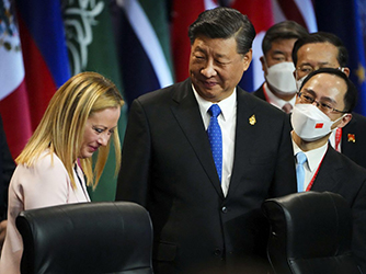 La premier italiana Giorgia Meloni e il presidente cinese Xi Jinping prendono posto al tavolo della presidenza del G20 di Bali