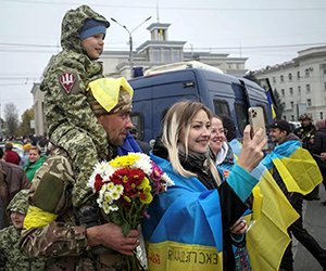 La popolazione di Kherson accoglie festante l'esercito ucraino