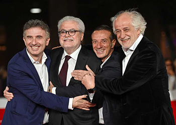 Il regista Roberto Andò con gli interpreti de «La stranezza» Toni Servillo, Salvo Ficarra e Valentino Picone