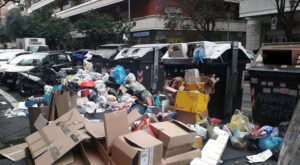 Roma è sommersa dai rifiuti non raccolti. L'Ama prende tempo