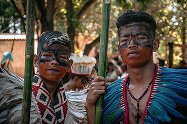 Ragazzi brasiliani di etnia Guaranì dipinti con i colori tradizionali