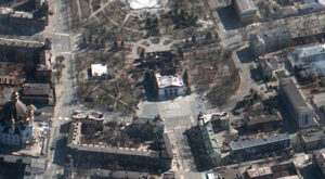 Il Teatro di Mariupol distrutto dalle bombe russe il 16 marzo. Rimasero uccise 600 persone che vi si erano rifugiate