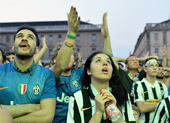 Tifosi della Juventus assistono ad una partita sul maxi schermo
