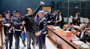 L'anarchico Alfredo Cospito durante un'udienza del processo