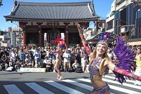 Ballando il samba per le strade di Tokio