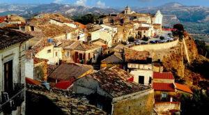Caulonia, un borgo ricco di storia ai piedi dell'Aspromonte