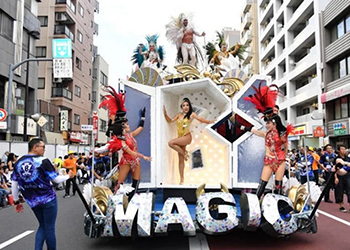 Un carro allegorico dell'Asakusa Samba Carnival a Tokio