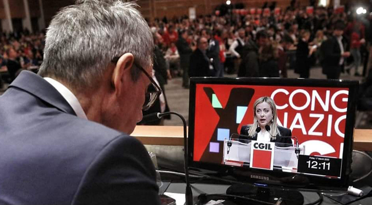 Maurizio Landini segue sul monitor l'intervento di Giorgia Meloni al Congresso della Cgil