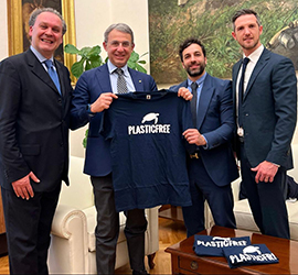 Il fondatore e presidente di Plastic Free Luca Gaetano dona la maglietta della Onlus al vicepresidente della Camera Sergio Costa