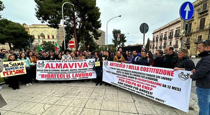 Sit-in in piazza Indipendenza <br>dei lavoratori di Almaviva