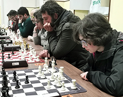 Un giovane scacchista impegnato con i pezzi Bianchi