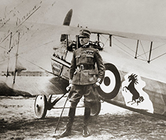 Allergia agli eroi. Francesco Baracca davanti al suo aereo con il simbolo del Cavallino rampante