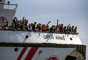Migranti trasportati in Italia dalla navi delle Ong. L'Italia chiede da tempo la revisione degli accordi di Dublino