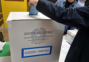 Nel primo turno delle Elezioni Comunali il Centrodestra ha eletto 5 sindaci e le sinistre 2. Per gli altri comuni bisognerà attendere il ballottaggio del 28-28 maggio.