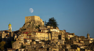 Una suggestiva immagine di Guardia Sanframondi con la luna sopra il castello normanno