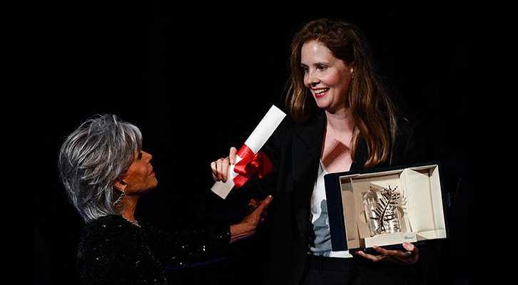 La regista francese Justine Triet riceve da Jane Fonda la Palma d'Oro per il miglior film al Festival di Cannes 2023