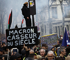 Il presidente Macron in grandi difficoltà in una Francia scossa da continue proteste contro il suo governo