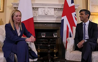 L'incontro tra la premier italiana Giorgia Meloni e il primo ministro del Regno Unito, Rishi Sunak