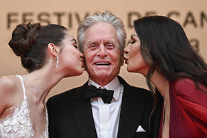 Michael Douglas baciato dalla sue donne, la figlia Carys e la moglie Catherine Zeta-Jones
