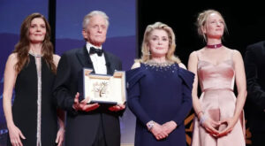 Michael Douglas sul palco del Festival di Cannes con Catherine Zeta-Jones, Chiara Mastroianni e Uma Thurman