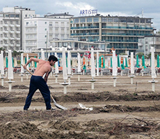 Emilia-Romagna. Dopo il disastroso alluvione si ripuliscono le spiagge degli stabilimenti balneari