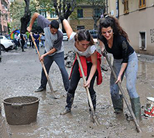 Volontari all'opera dopo l'alluvione che ha colpito la Romagna