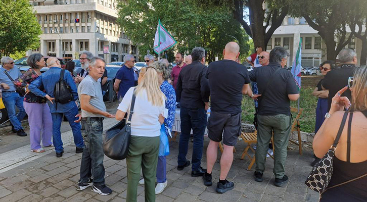 La raccolta di firme in piazza Don Bosco contro la Ztl Fascia Verde promossa da Movimento Cantiere Italia sabato 17 giugno 2023