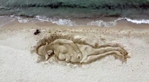 La scultura di sabbia in onore di Giulia Tramontano realizzata in Sardegna dall'artista nuorese Nicola Urru