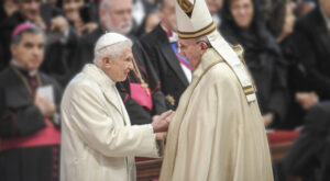 Joseph Ratzinger, ormai Papa emerito dopo la clamorosa abdicazione del 2013, rende omaggio a Papa Bergoglio
