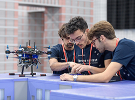 Studenti universitari impegnati in una sfida per la realizzazione di prototipi di droni