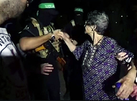 La stretta di mano e il saluto Shalom rivolto dall'anziana israalo-americana ostaggio a Gaza al momento del rilascio