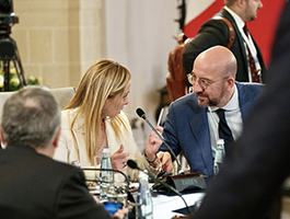 Il presidente del Consiglio italiano Giorgia Meloni con il presidente del Consiglio europeo Charles Michel a vertice dell'Unione Europea del 5 e 6 ottobre a Granada