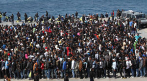 La magistratura militante ancora a gamba tesa sull'immigrazione. Nella foto: estate a Lampedusa