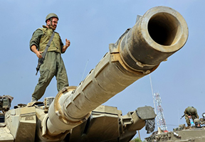 Medio Oriente. Soldato israeliano su uno dei carri armai diretti nella Striscia di Gaza.