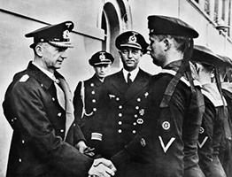 L’ammiraglio Karl Dönitz si congratula con l’equipaggio di un U-Boot al ritorno da una vittoriosa missione nell’Atlantico (1942)