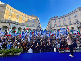 Il popolo di Fratelli d'Italia applaude la sua leader