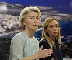 Giorgia Meloni con il presidente della Commissione europea Ursula von der Leyen in visita a Lampedusa durante l'emergenza sbarchi