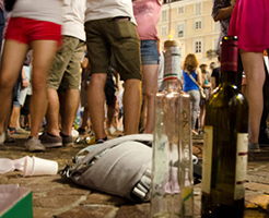 Nonostante le ordinanze molti minimarket continuano a vendere alcolici oltre le ore 22. Spesso gli acquirenti sono minorenni.
