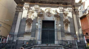 La facciata della Chiesa di Santa Maria delle Anime del Purgatorio ad Arco in via dei Tribunali a Napoli