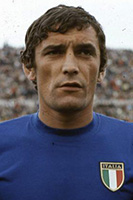 Gigi Riva nel 1968 con la maglia della Nazionale Italiana
