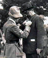 Gabriele D'Annunzio appunta una medaglia sul petto di Alceste De Ambris (1874-1934). Sindacalista, giornalista e politico, De Ambris fu il fondatore e il maggior esponente del sindacalismo rivoluzionario italiano 