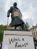 La statua di Winston Churchill imbrattata a Londra nel 2020