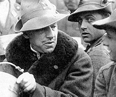 Gabriele D'Annunzio (1863-1938) è stato uno scrittore, poeta, drammaturgo, militare, politico, giornalista e patriota italiano, celebre figura della prima guerra mondiale e dell'impresa fiumana