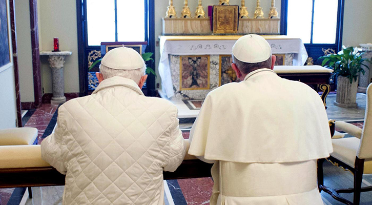 Papa Francesco prega insieme al Papa emerito Benedetto XVI. Un orientamento fra i recenti fatti di chiesa
