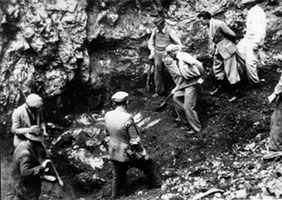 La riesumazione dei corpi degli italiani gettati in una foiba dai comunisti jugoslavi agli ordini del maresciallo Tito.
