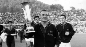 Giacomo Losi (1935-2024) con la Coppa delle Fiere