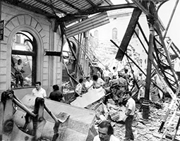 Bologna, 2 agosto 1980. I soccorritori rimuovono le macerie dell'ala della stazione distrutta dall'esplosione