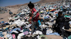 Il lato oscuro del Fast Fashion: la discarica discarica di abiti usati nel deserto di Atacama in Cile