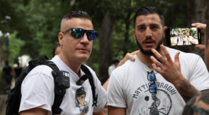 Lo youtuber Simone Cicalone (a sinistra nella foto) documenta gli episodi di microcriminalità che avvengono sui mezzi pubblici della Capitale e subito Fanpage e Cgil lo mettono all’indice. A Landini e compagni la telecamera fa più paura della criminalità.