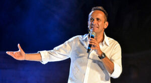 Il 27 luglio alle ore 21.30 in piazza Garibaldi a Moscufo il comico Uccio de Santis inaugura la rassegna estiva «I Colori del Borgo». Ingresso libero.